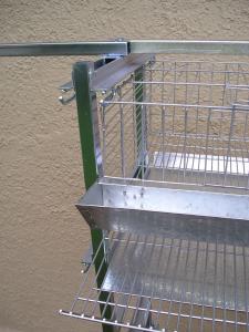 Bateria de 4 Gaiolas para Codornão-Detalhe Coluna de Meio com apoio para 4 Gaiolas de cada lado